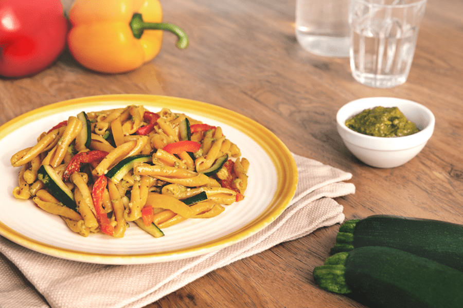 Casarecce aus Kichererbsen mit Pesto Genovese und Gemüse