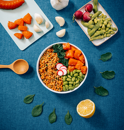 Risoni mit Lachs, Edamame und Blattspinat 
