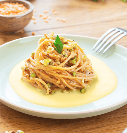 Risoni mit Lachs, Edamame und Blattspinat 