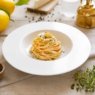 Spaghetti ολικής cacio e pepe με άρωμα λεμόνι