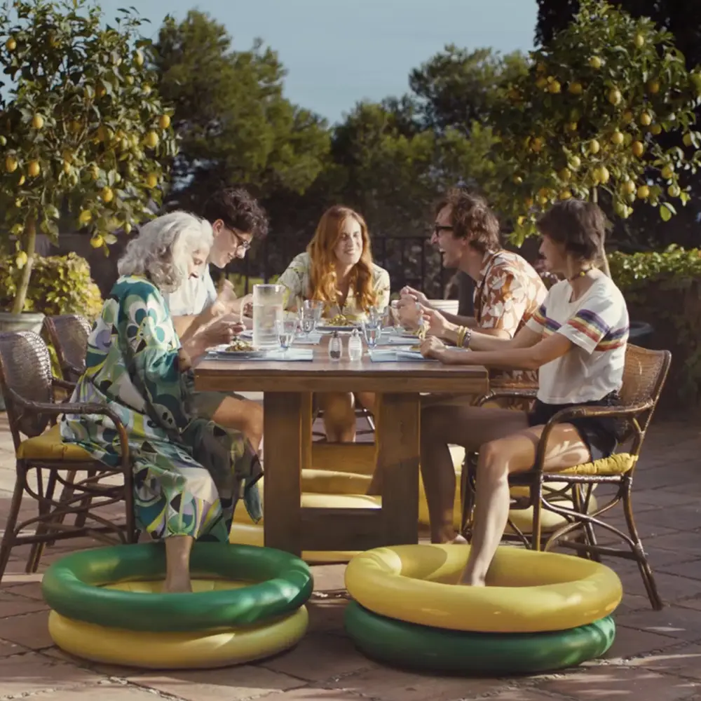 famille mangeant ensemble