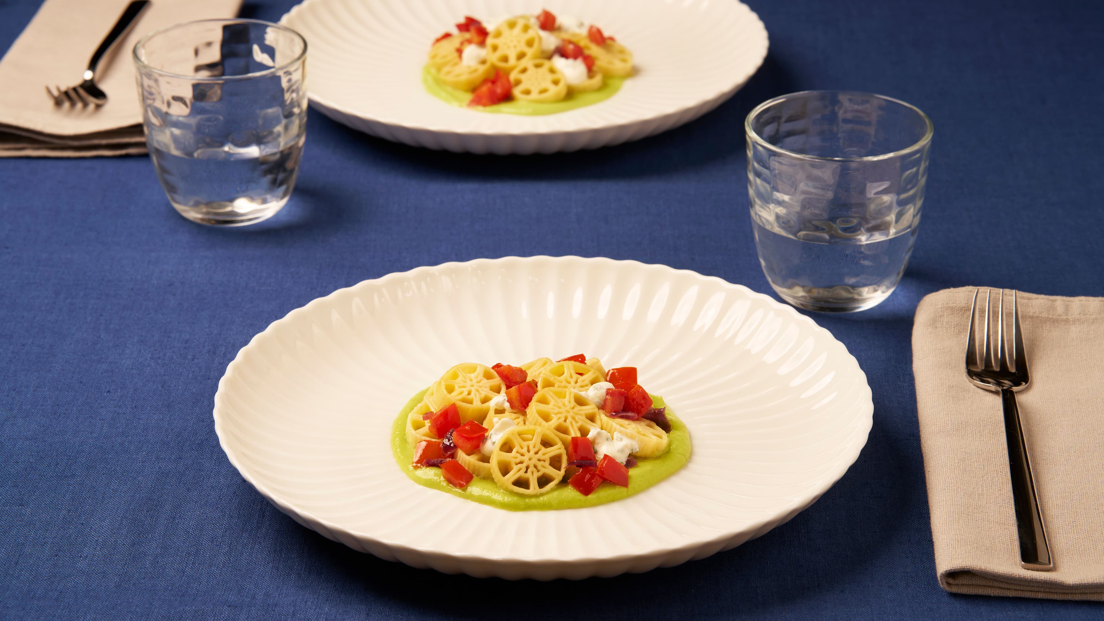 Gran Ruote con aguacate, tomates picantes y crema agria