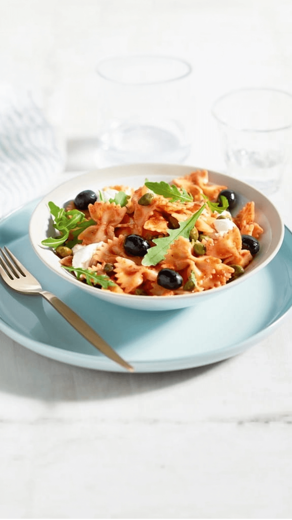 Farfalle-Salat mit Rucola, Oliven und Mozzarella