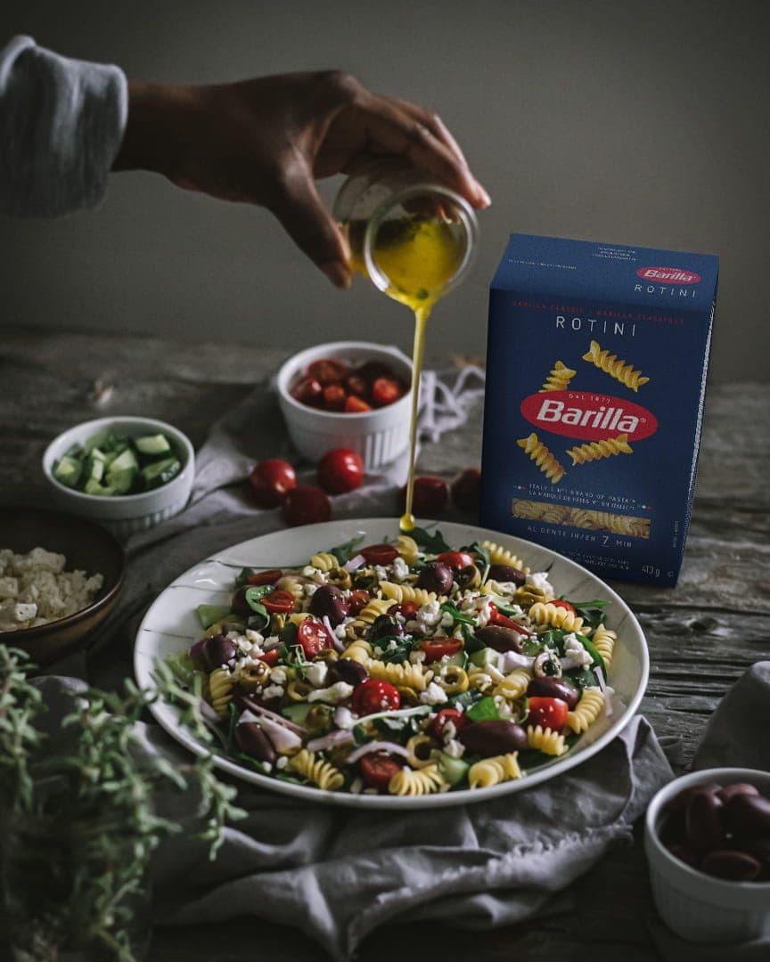 Salade de pâtes méditerranéenne Barilla avec vinaigrette à l’huile d’olive | US_PROD-7K3S81euc1mxvqsW2hUawU