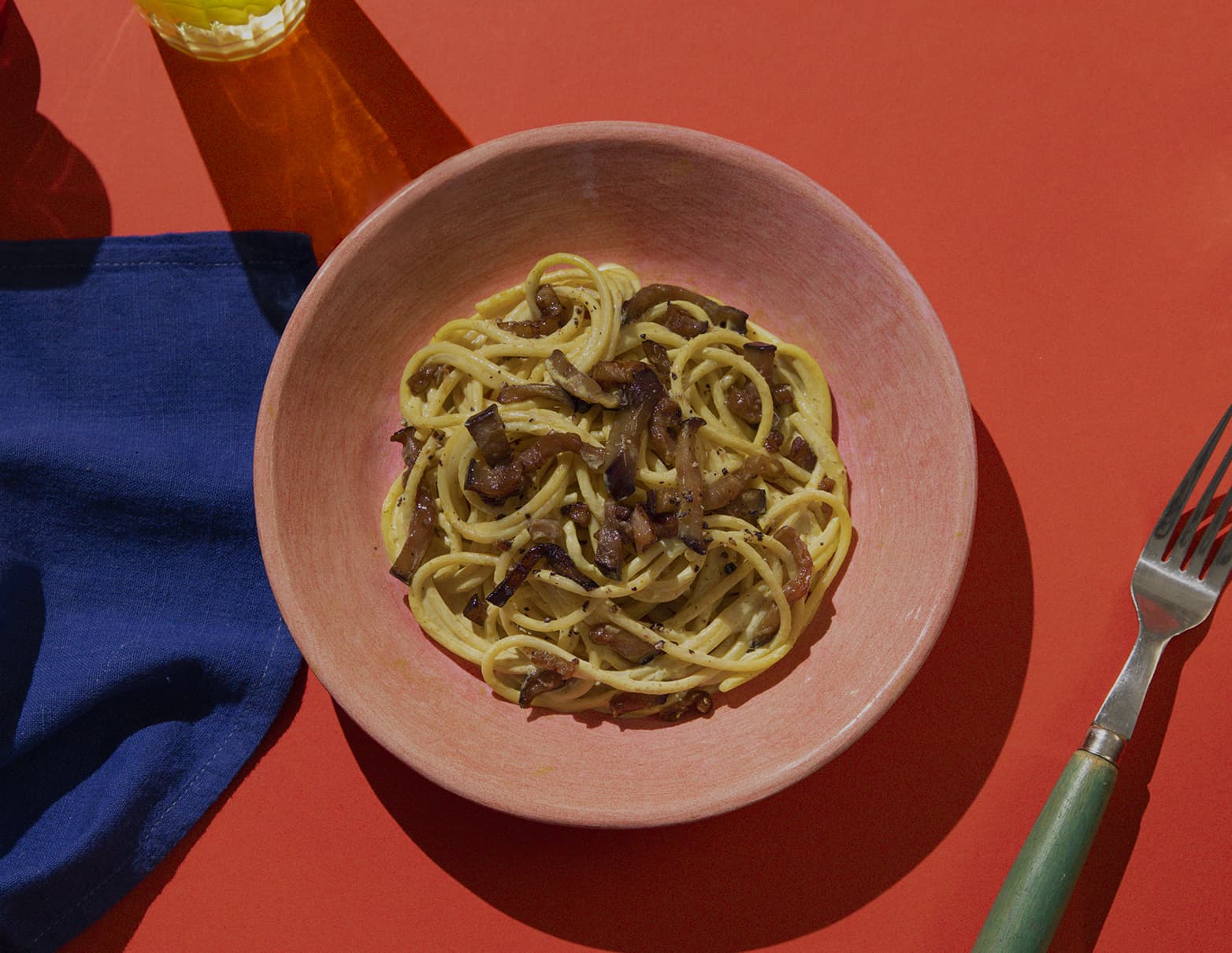 Vegan carbonara in a clay plate with background | GLOBAL-1a45nnPh1OUsl7upaPzTAW