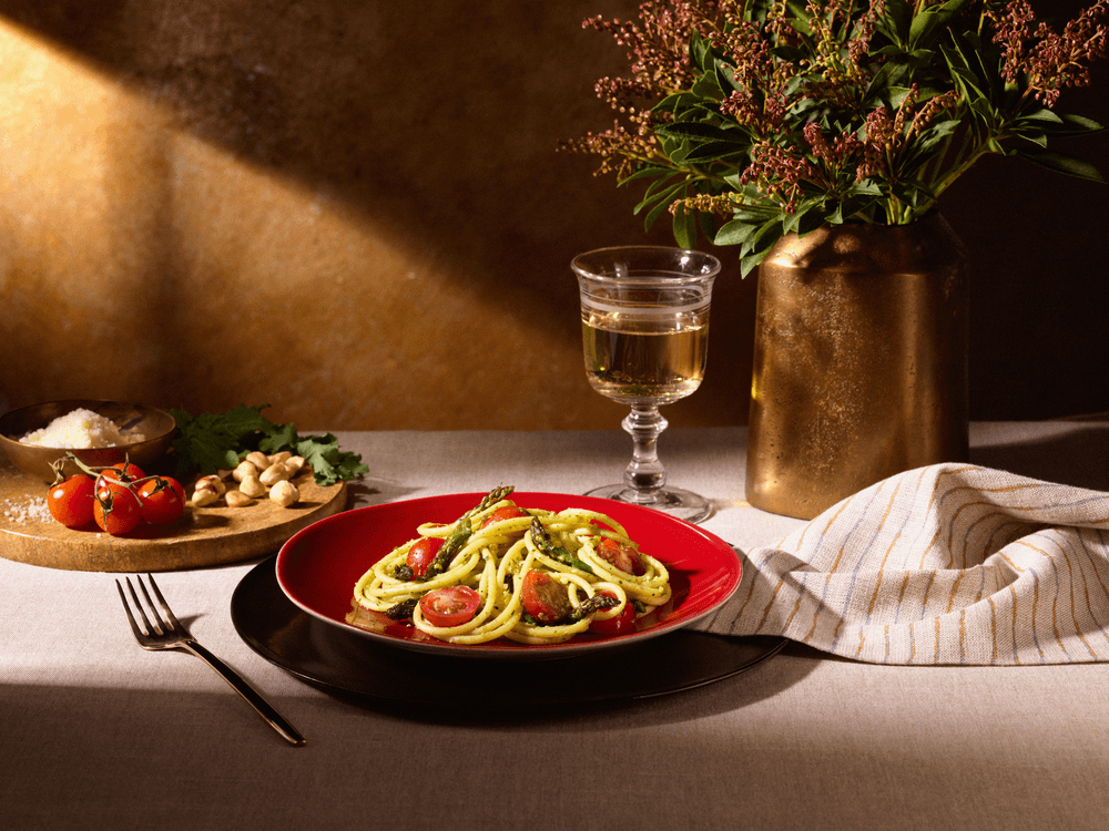 Al Bronzo Spaghettoni mit Haselnuss-Grünkohl-Pesto & geröstetem Spargel