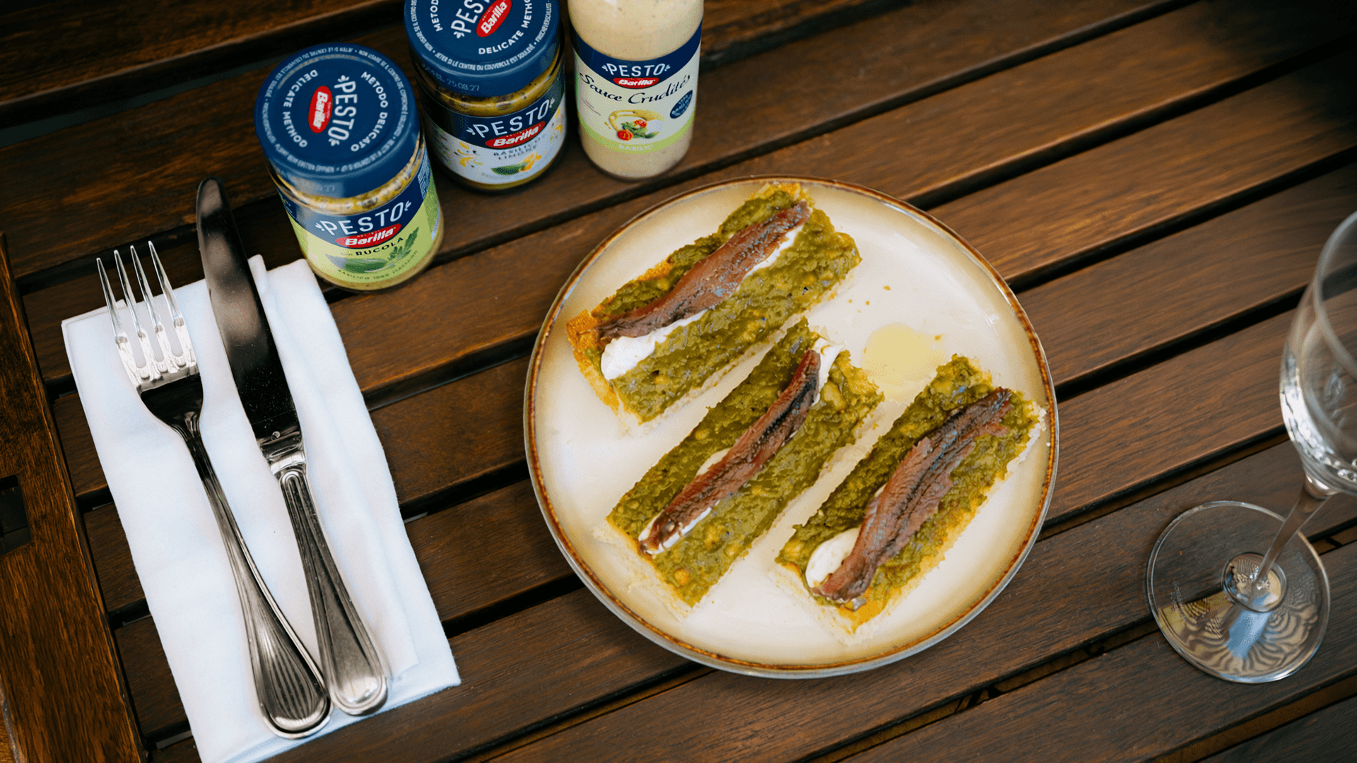 Toast brioché, ricotta fouettée, anchois & Pesto Basilico e Limone Barilla