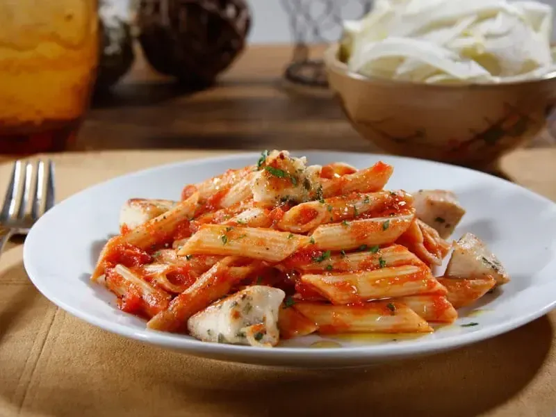 Protein+® Penne Pasta with Barilla® Roasted Garlic Sauce and Rosemary Chicken Recipe | US_PROD-45544f48-4eb3-4e3b-b052-ee30c05a8041