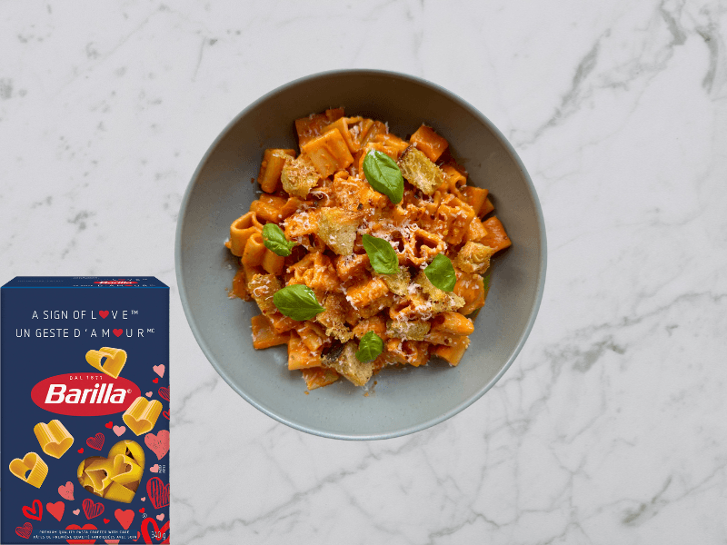 Pâtes d’amour Barilla en forme de cœur à la sauce épicée aux poivrons rôtis et croûtons au parmesan | US_PROD-7FsZamSx6TqYZVvGuAGmkp