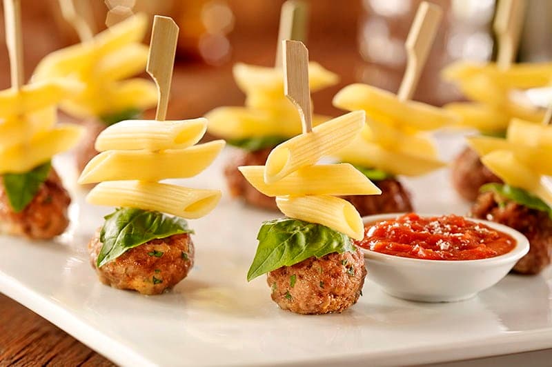 Brochettes festives de pâtes penne Barilla et de boulettes de viande | US_PROD-4CxuvCO3hOtny7q6YdkNHW