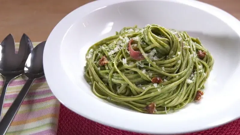 Barilla® Tallarines Verdes with Prosciutto Recipe | US_PROD-7a53a9f6-71ad-45eb-a0b6-71527a853404