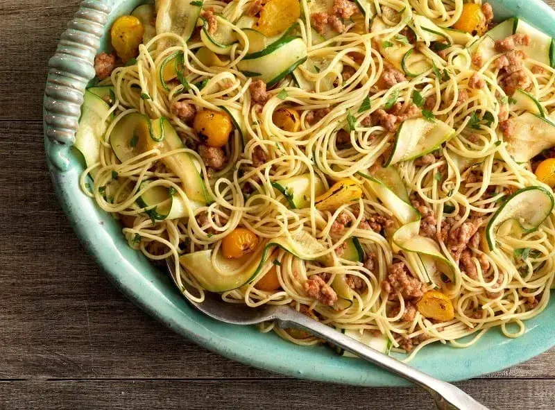 Pâtes spaghetti Barilla avec saucisse italienne et rubans de courgettes | US_PROD-2lQ35HFKgx86CarnLbkY2a