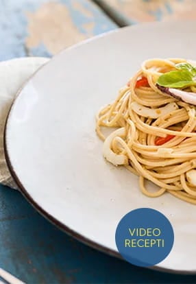 Integralni spageti s umakom Pesto Genovese lignjama i cherry rajcicama