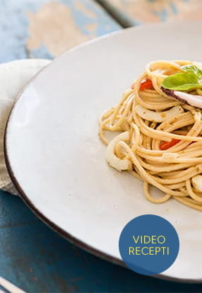 Polnozrnati špageti z genovskim pestom, lignji in češnjevci