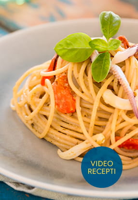 Integralni špageti sa sosom Pesto Genovese, lignjama i čeri paradajzom