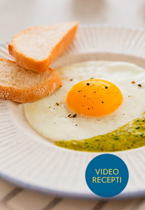 Jaje na oko sa sosom Pesto Genovese